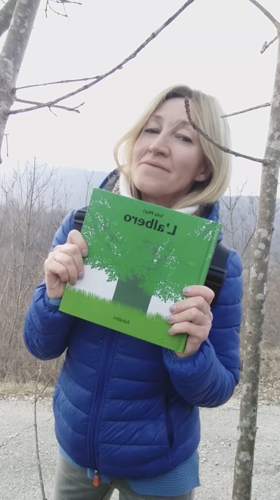 Paola Molinaro, insegnante di Scuola Primaria con percorso universitario in Beni Culturali, perfezionata in Letteratura per l’infanzia ed albi illustrati.